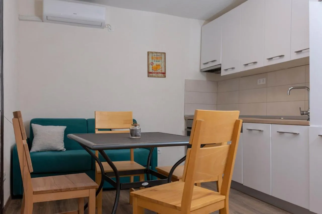 Apartments By The Sea Kastel Novi, Kastela - 21006
