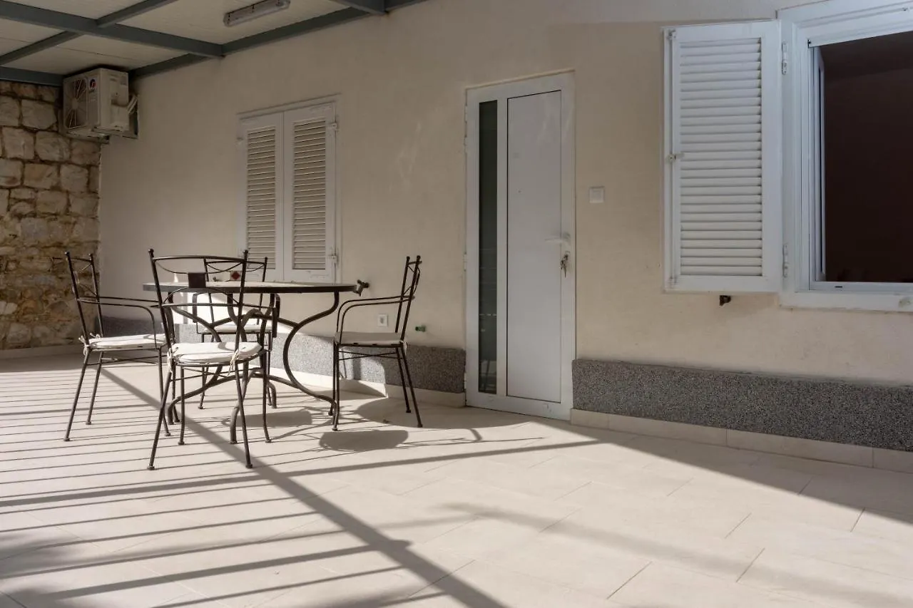 Apartments By The Sea Kastel Novi, Kastela - 21006