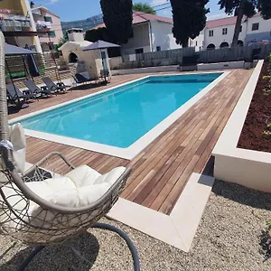 Apartment Mestrovic With Heated Swiming Pool- Near Split, Kastela